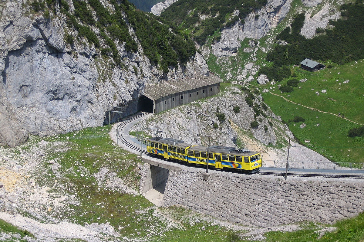 Genießen Sie eine Fahrt mit in der Wendelsteinbahn - Deutschlands erste Zahnradbahn. Genießen Sie eine Fahrt mit in der Wendelsteinbahn - Deutschlands erste Zahnradbahn.